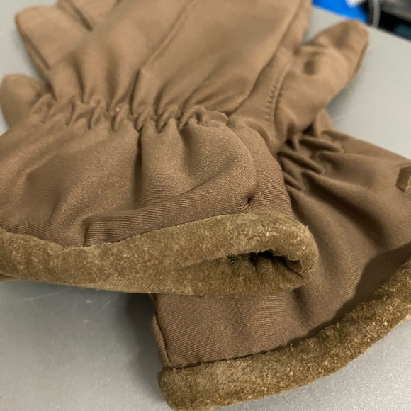 Isotoner woman's soft & stretchy gloves with suede palms, Sz. 7-7 1/2  (says OS) - Picture 5 of 5